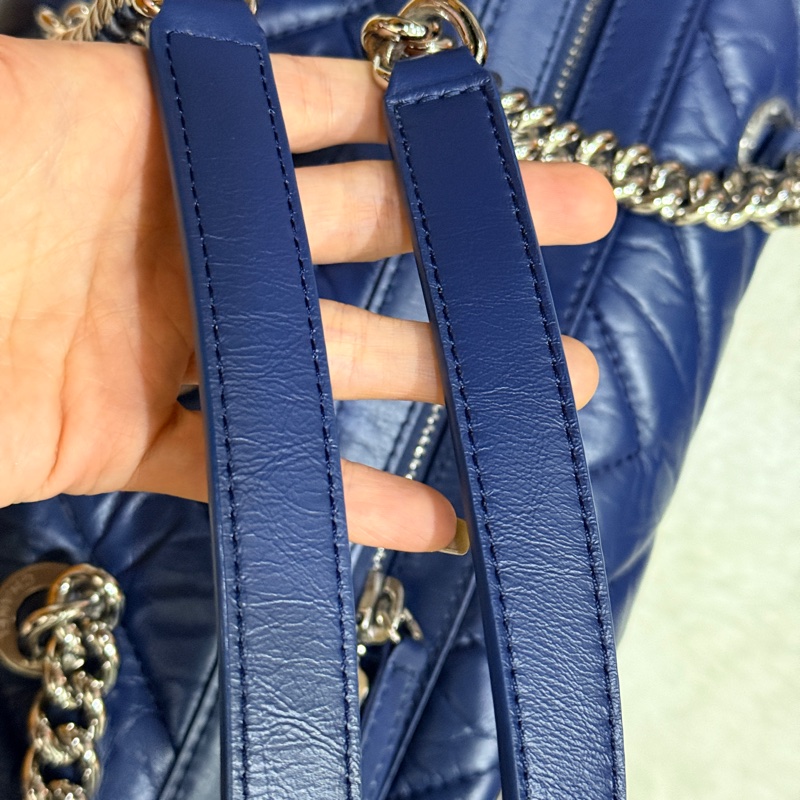 超賠賣 未使用品🎖️香奈兒耐用的揉皺牛皮 保齡球包 肩背包 雙C深藍 大LOGO 26開-48