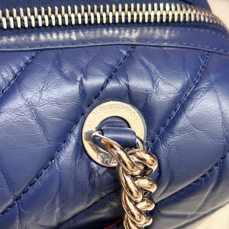 超賠賣 未使用品🎖️香奈兒耐用的揉皺牛皮 保齡球包 肩背包 雙C深藍 大LOGO 26開-52