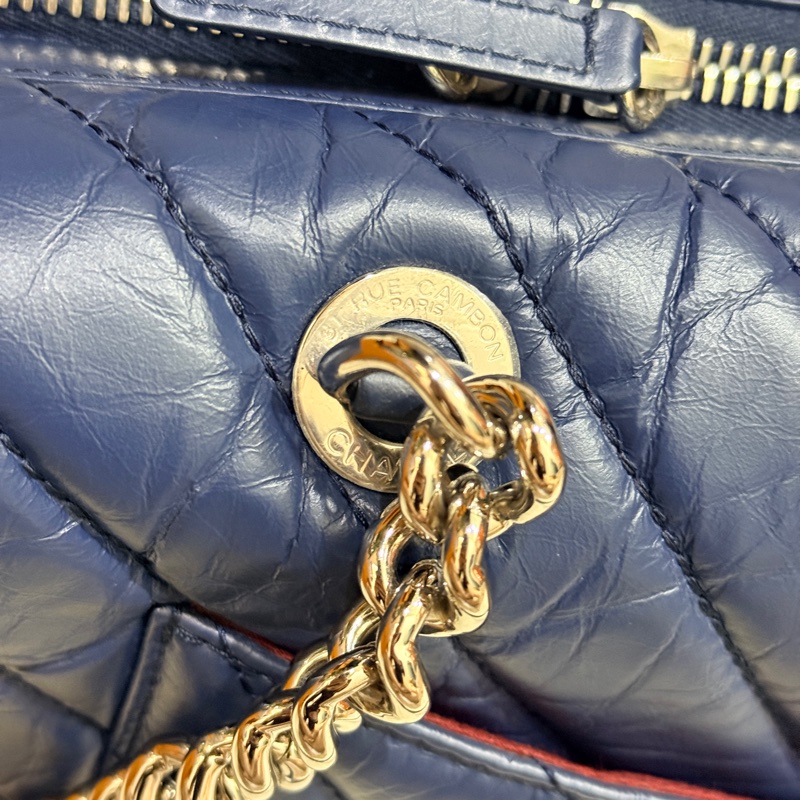 超賠賣 未使用品🎖️香奈兒耐用的揉皺牛皮 保齡球包 肩背包 雙C深藍 大LOGO 26開-53