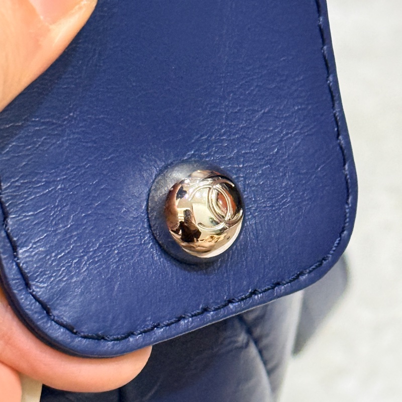 超賠賣 未使用品🎖️香奈兒耐用的揉皺牛皮 保齡球包 肩背包 雙C深藍 大LOGO 26開-55