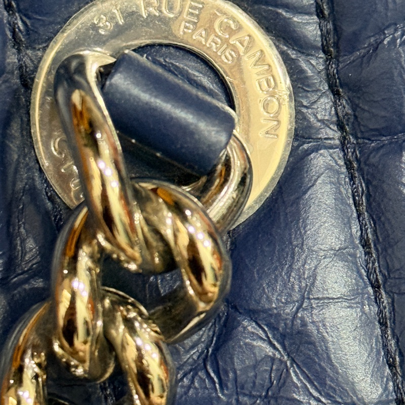 超賠賣 未使用品🎖️香奈兒耐用的揉皺牛皮 保齡球包 肩背包 雙C深藍 大LOGO 26開-57