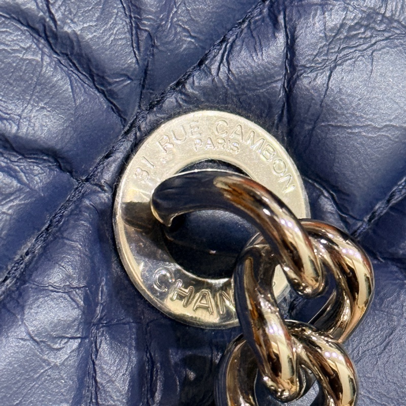 超賠賣 未使用品🎖️香奈兒耐用的揉皺牛皮 保齡球包 肩背包 雙C深藍 大LOGO 26開-58