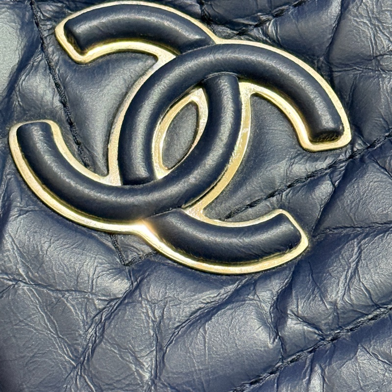 超賠賣 未使用品🎖️香奈兒耐用的揉皺牛皮 保齡球包 肩背包 雙C深藍 大LOGO 26開-60