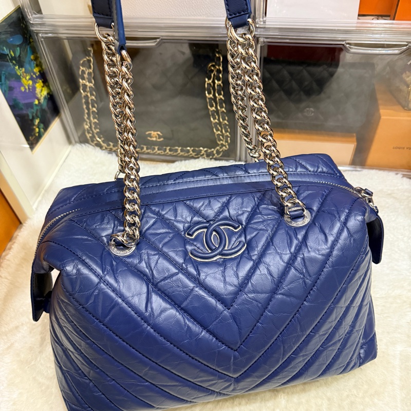 超賠賣 未使用品🎖️香奈兒耐用的揉皺牛皮 保齡球包 肩背包 雙C深藍 大LOGO 26開-61