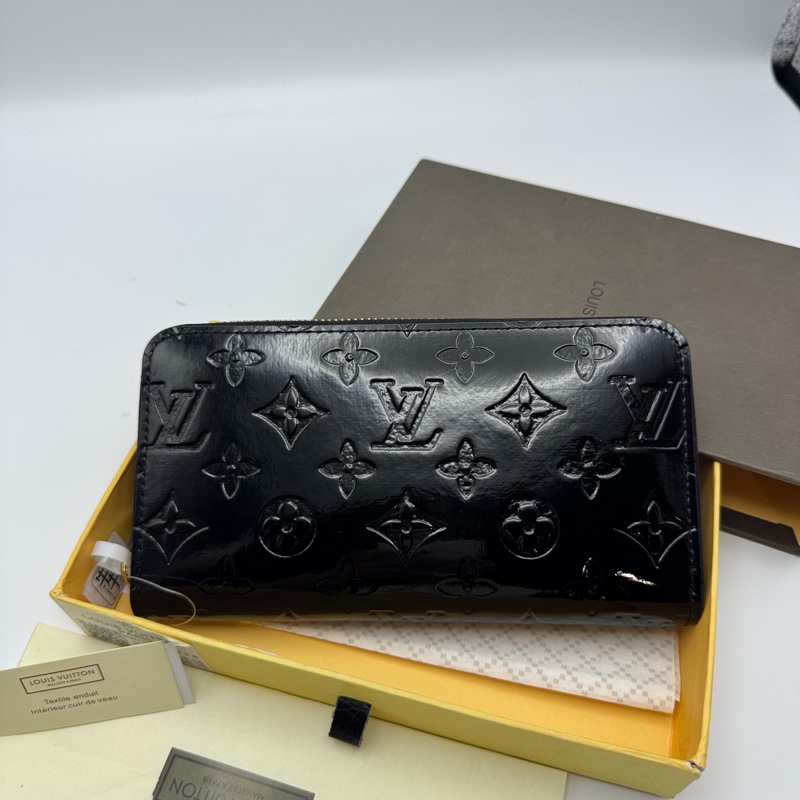 LV 黑色 光面牛皮長銀包，可以放下手機-0