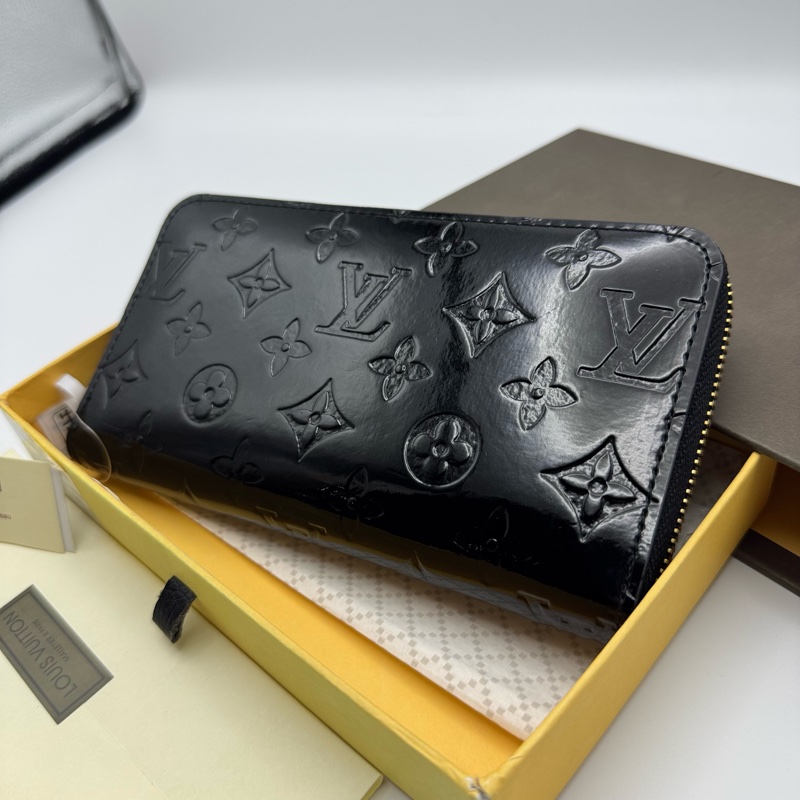 LV 黑色 光面牛皮長銀包，可以放下手機-1