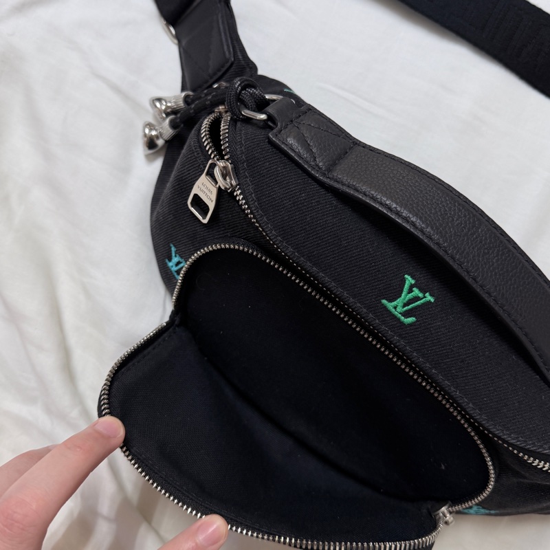 LV 刺繡牛仔限量腰包-2