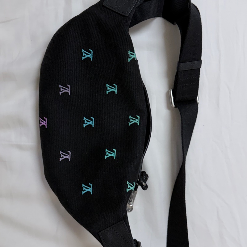 LV 刺繡牛仔限量腰包-7
