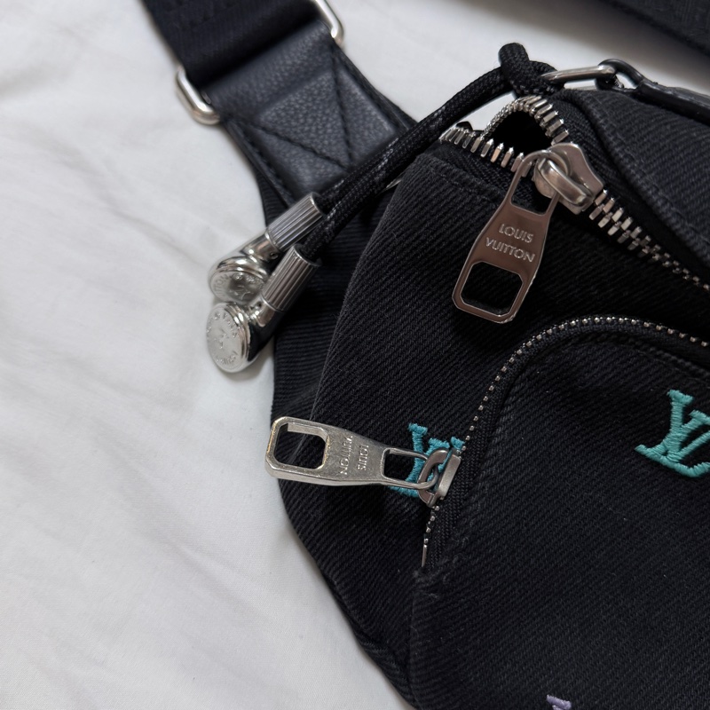 LV 刺繡牛仔限量腰包-8