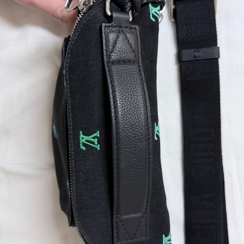 LV 刺繡牛仔限量腰包-11