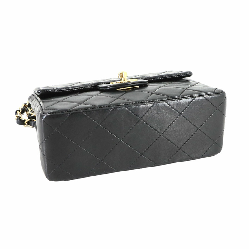 香奈兒黑色羊皮迷你絎縫鏈條肩背包，搭配金色五金配件 (A01115)-3