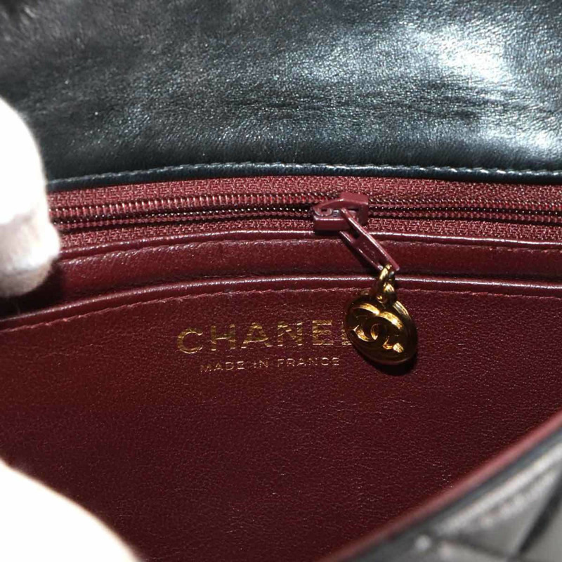 香奈兒黑色羊皮迷你絎縫鏈條肩背包，搭配金色五金配件 (A01115)-6