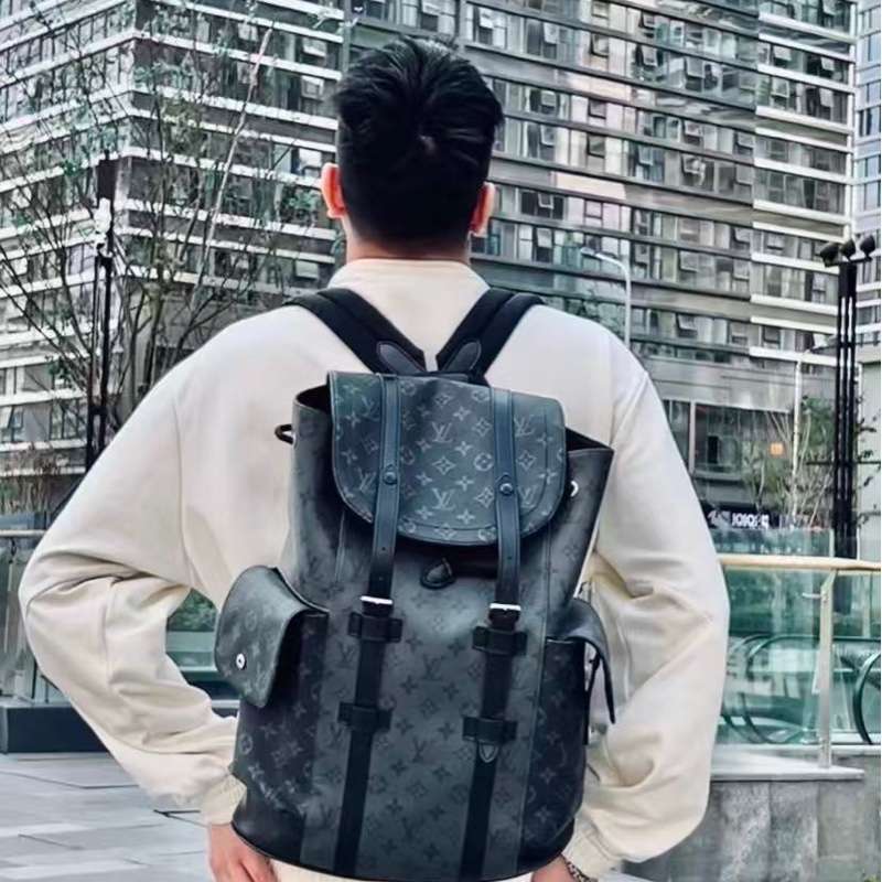 🔥新到：路易威登/Louis Vuitton 黑武士雙肩包 中號，尺寸：34*44*12-4