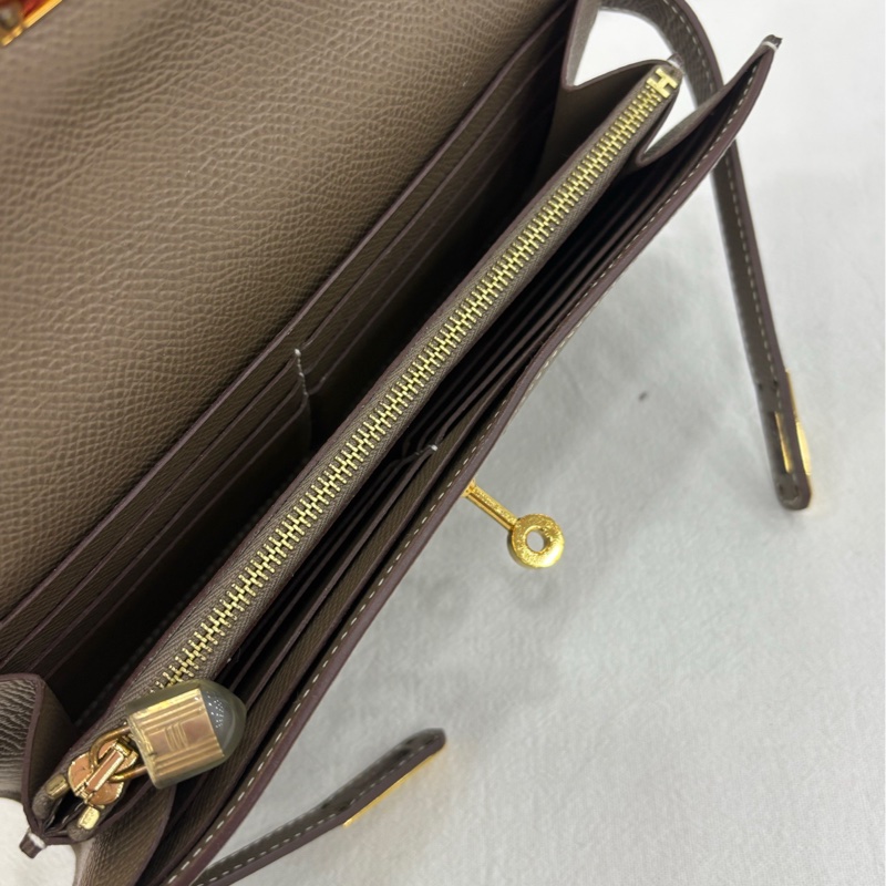 Hermes/愛馬仕 Kelly皮夾 最熱門的大象灰金扣 尺寸11.5*20.5cm U刻 配個肩帶 秒變Kelly to go ep皮-6