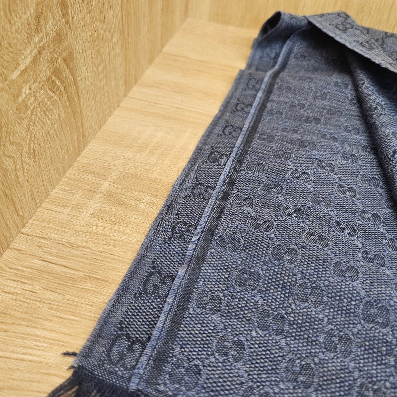 [耐看質感好品項❣️] Gucci藍底雙G深紅邊圍巾-12