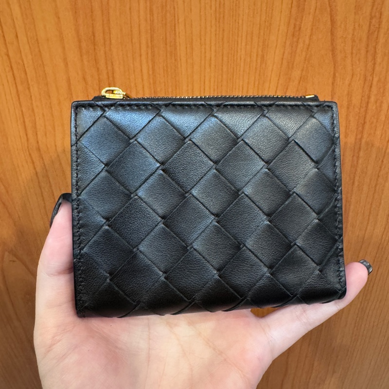 BV Bi-Fold 黑羊皮短夾-1