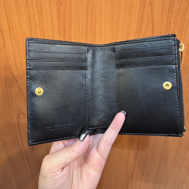 BV Bi-Fold 黑羊皮短夾-6