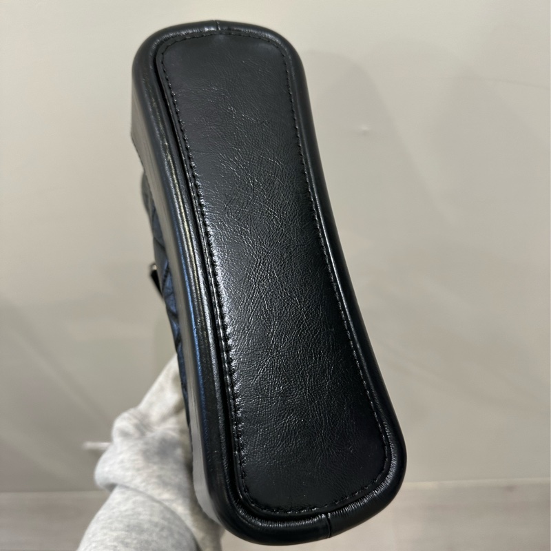 Chanel 9成新 中號黑金流浪包 雙鏈條-1