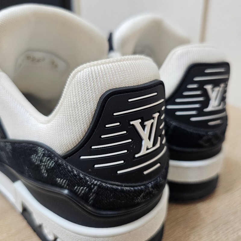 [高CP現省兩萬❣️約專櫃五折] LV白牛皮黑丹寧Trainer運動鞋-11
