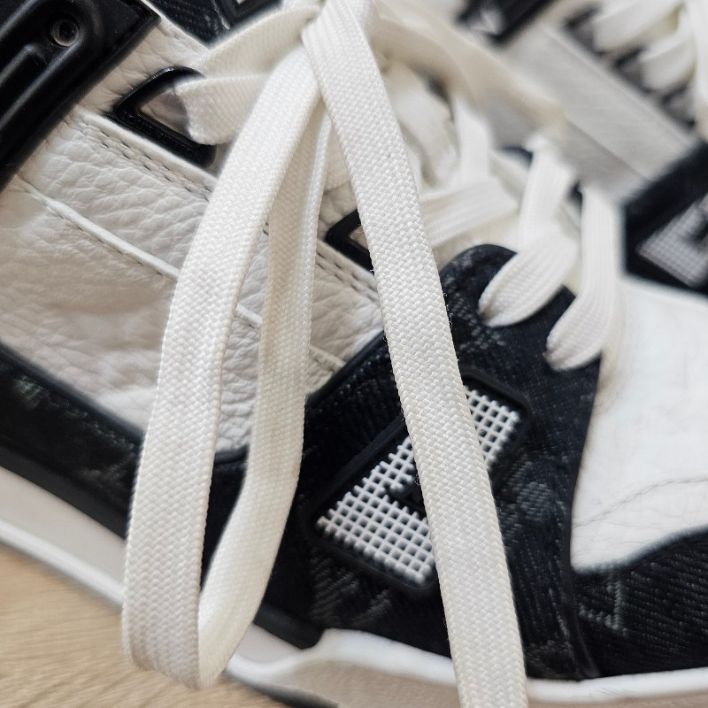 [高CP現省兩萬❣️約專櫃五折] LV白牛皮黑丹寧Trainer運動鞋-24