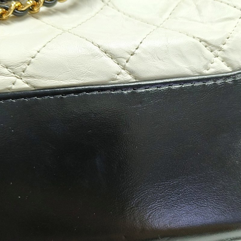 CHANEL GABRIELLE中號白色牛皮菱格紋絎縫流浪包斜挎包單肩包金色銀色釘色五金25開可拆卸肩帶-9