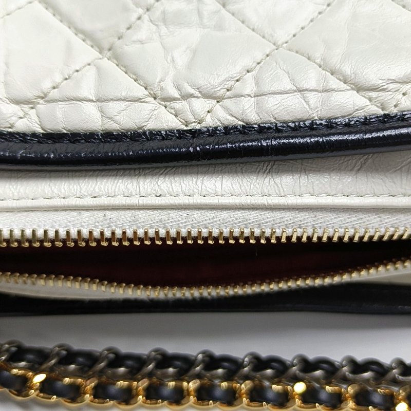 CHANEL GABRIELLE中號白色牛皮菱格紋絎縫流浪包斜挎包單肩包金色銀色釘色五金25開可拆卸肩帶-15