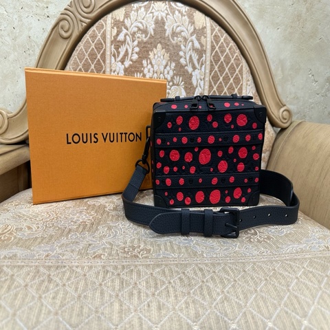 LV 黑牛皮壓紋紅點黑釦Handle Soft Trunk x YK聯名手提肩斜背包 M21677