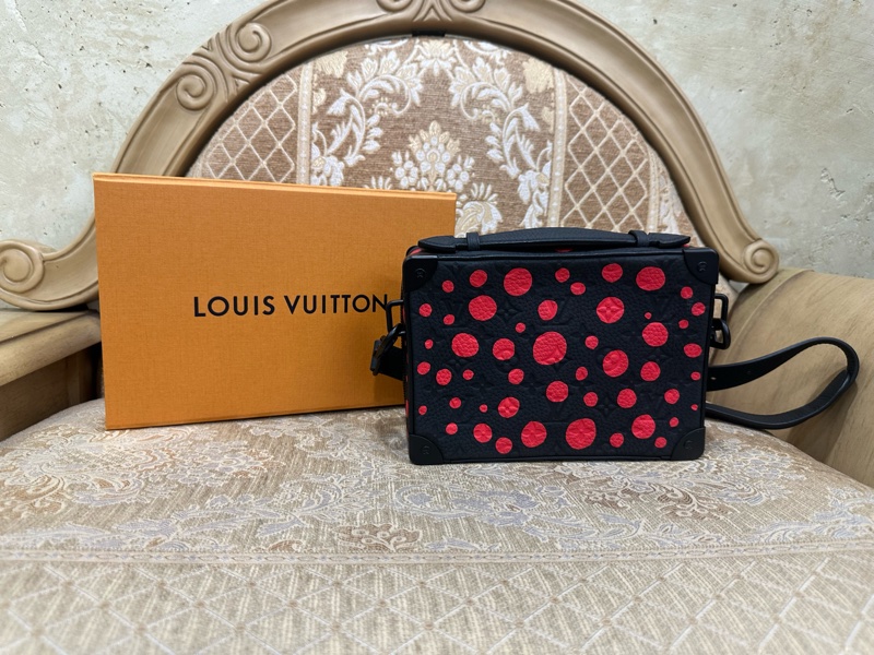 LV 黑牛皮壓紋紅點黑釦Handle Soft Trunk x YK聯名手提肩斜背包 M21677-1