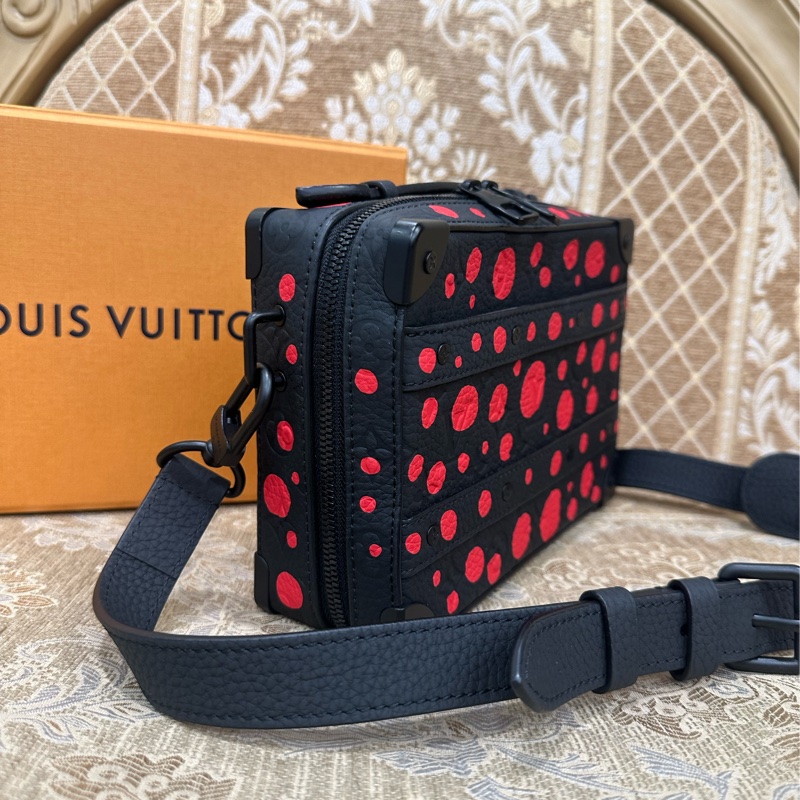 LV 黑牛皮壓紋紅點黑釦Handle Soft Trunk x YK聯名手提肩斜背包 M21677-2
