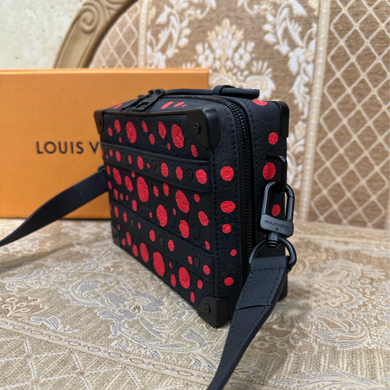 LV 黑牛皮壓紋紅點黑釦Handle Soft Trunk x YK聯名手提肩斜背包 M21677-3