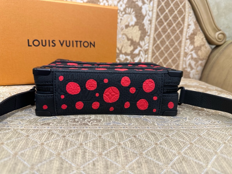 LV 黑牛皮壓紋紅點黑釦Handle Soft Trunk x YK聯名手提肩斜背包 M21677-4