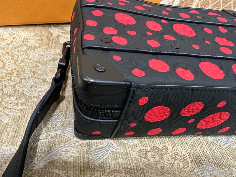 LV 黑牛皮壓紋紅點黑釦Handle Soft Trunk x YK聯名手提肩斜背包 M21677-5