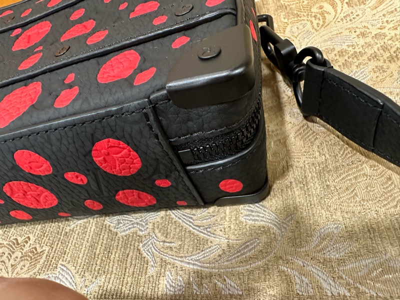 LV 黑牛皮壓紋紅點黑釦Handle Soft Trunk x YK聯名手提肩斜背包 M21677-6