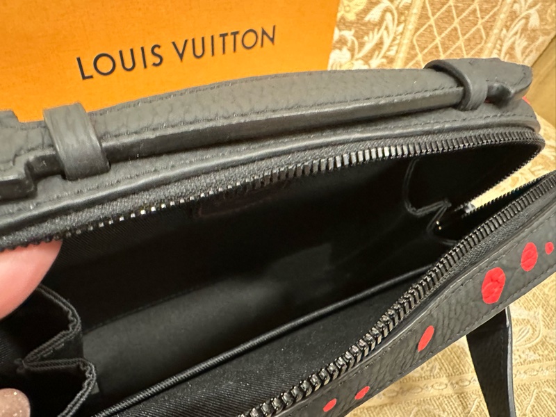 LV 黑牛皮壓紋紅點黑釦Handle Soft Trunk x YK聯名手提肩斜背包 M21677-7