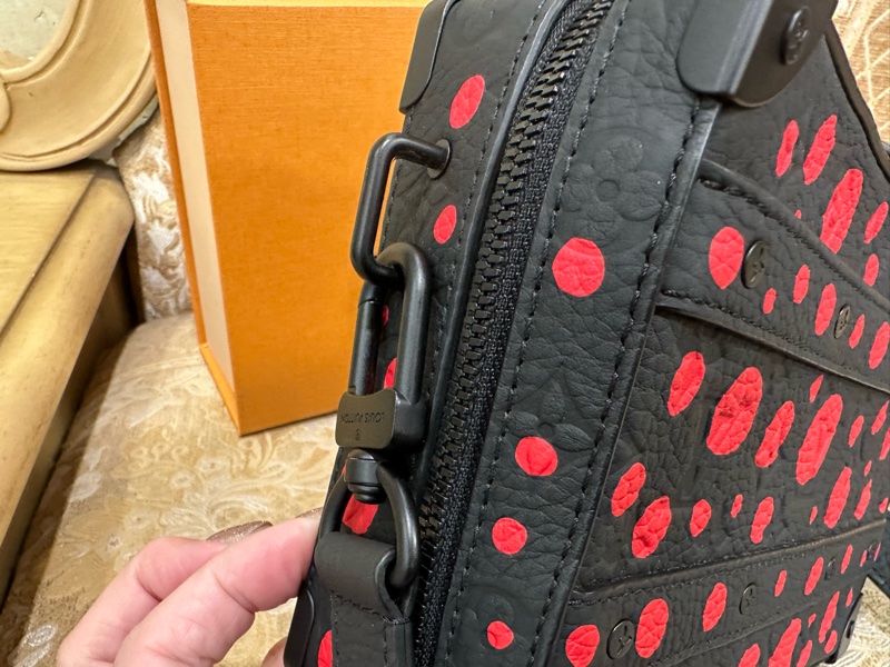 LV 黑牛皮壓紋紅點黑釦Handle Soft Trunk x YK聯名手提肩斜背包 M21677-8