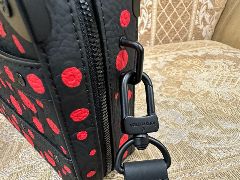 LV 黑牛皮壓紋紅點黑釦Handle Soft Trunk x YK聯名手提肩斜背包 M21677-9
