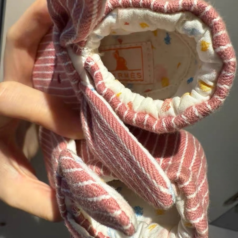 全新 Hermès 愛馬仕 嬰兒學步前兔耳室內鞋｜紅白條紋 可愛刺繡臉-2