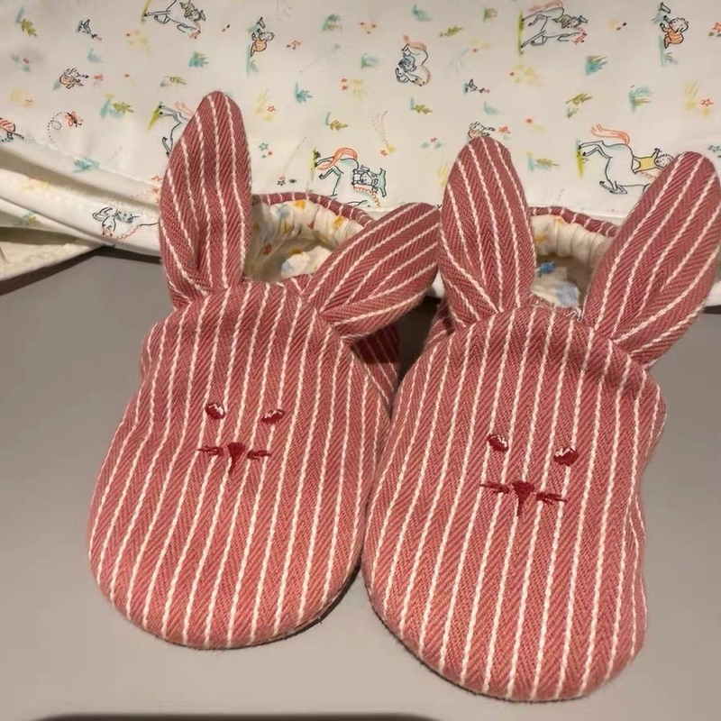 全新 Hermès 愛馬仕 嬰兒學步前兔耳室內鞋｜紅白條紋 可愛刺繡臉-3
