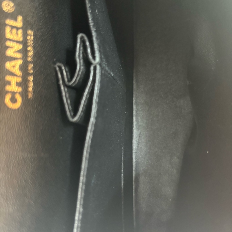 Chanel • 經典Cf 25 黑金山形紋羊皮口蓋包 中號-12