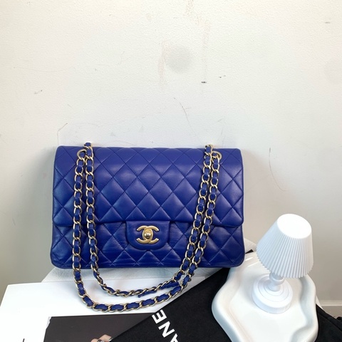 Chanel • 經典Cf 25 寶石藍金釦小羊皮口蓋包 中號