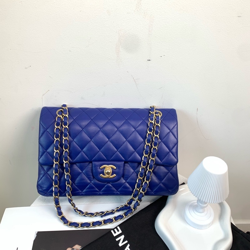 Chanel • 經典Cf 25 寶石藍金釦小羊皮口蓋包 中號-0