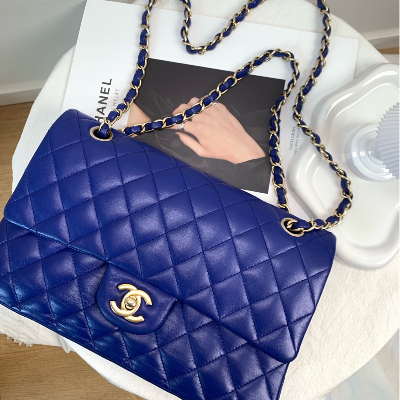 Chanel • 經典Cf 25 寶石藍金釦小羊皮口蓋包 中號-1