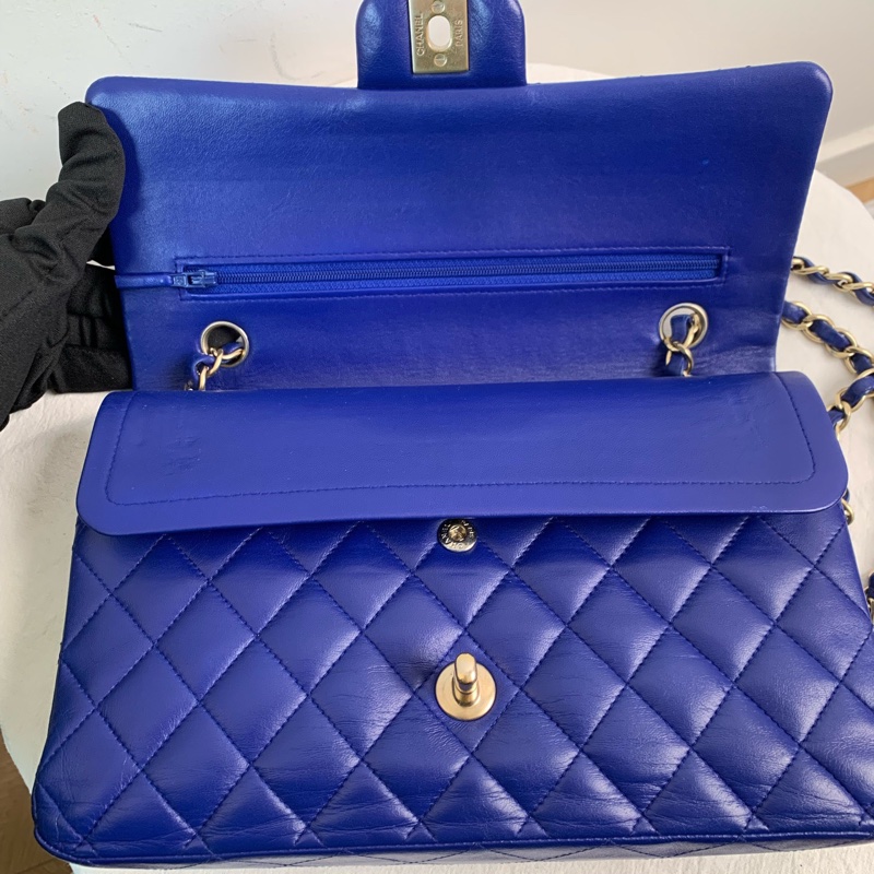 Chanel • 經典Cf 25 寶石藍金釦小羊皮口蓋包 中號-3
