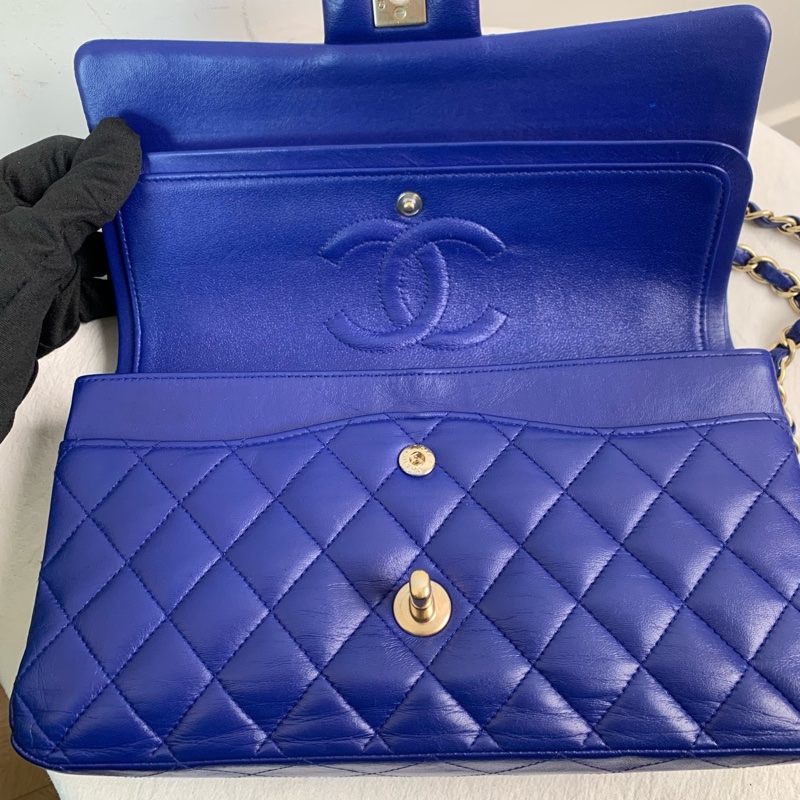 Chanel • 經典Cf 25 寶石藍金釦小羊皮口蓋包 中號-4