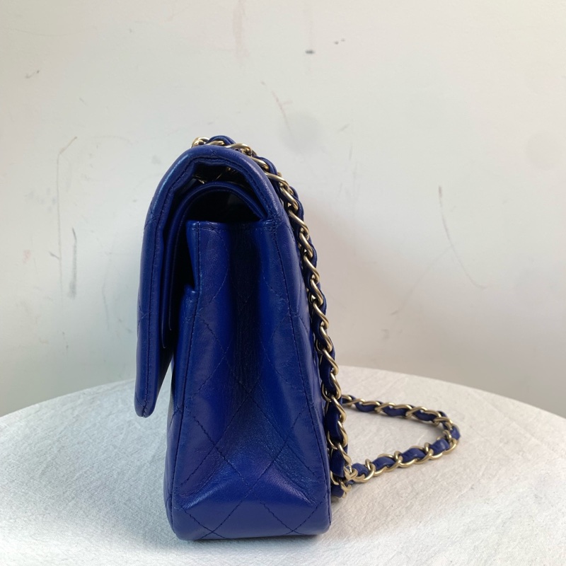 Chanel • 經典Cf 25 寶石藍金釦小羊皮口蓋包 中號-5