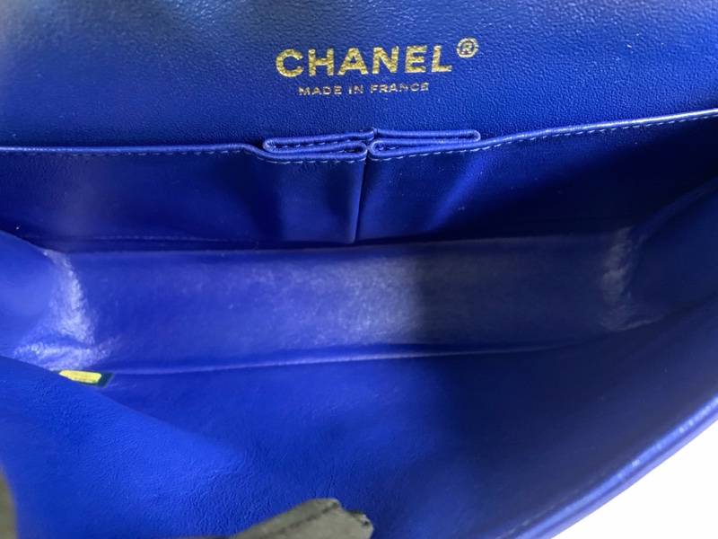 Chanel • 經典Cf 25 寶石藍金釦小羊皮口蓋包 中號-18