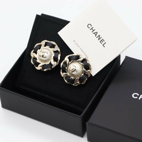 Chanel 香奈兒 經典 CC 黑色 白色 皮革 仿珍珠耳夾