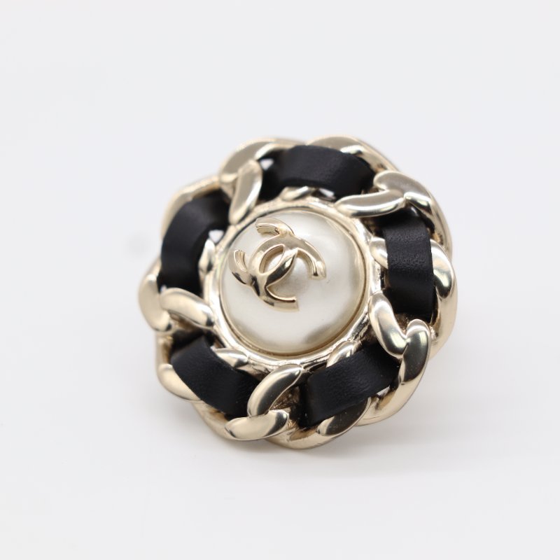 Chanel 香奈兒 經典 CC 黑色 白色 皮革 仿珍珠耳夾-4