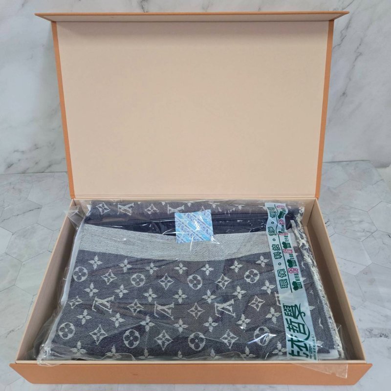 LV M71376 Monogram Denim 披肩/滿版老花/羊毛絲綢披肩/圍巾~二手-1