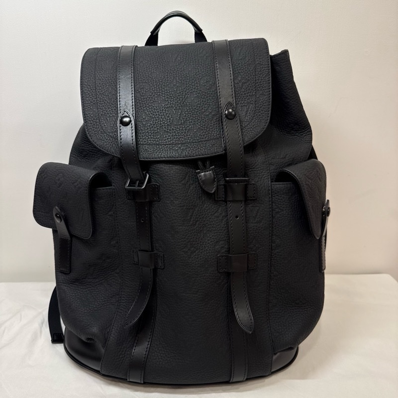 Christopher MM LV 後背包 黑色原花壓紋-5